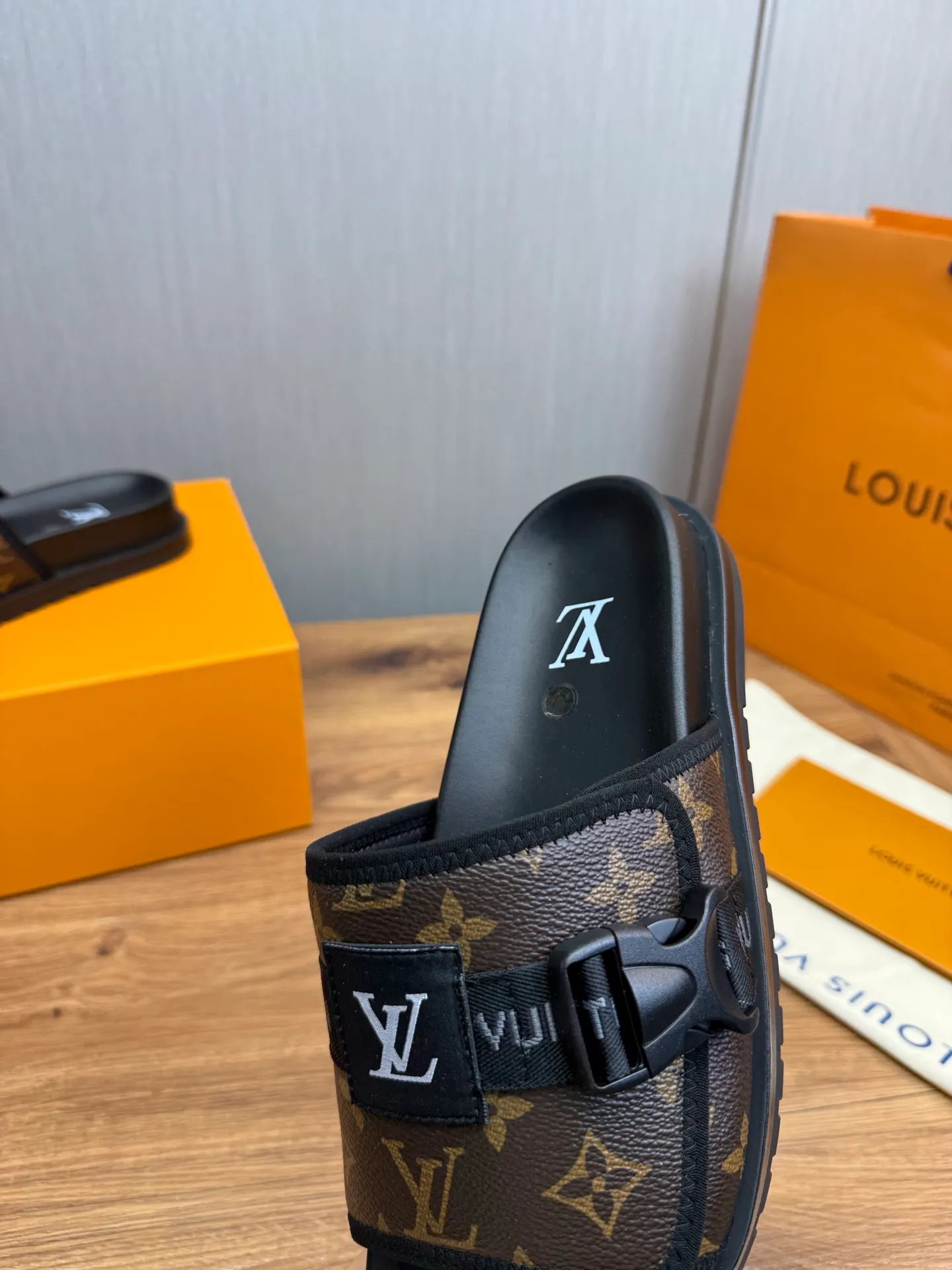 Men's shoes 💰320💰 Lv. hot selling men's slippers 🔥 🩴Official website one to one production 38-45 sizes 45 46 🉑️Customized!